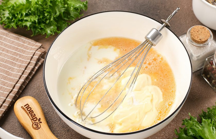 1. Этап. Пирог с сайрой и рисом: Добавьте майонез, кефир и соду. Перемешайте.