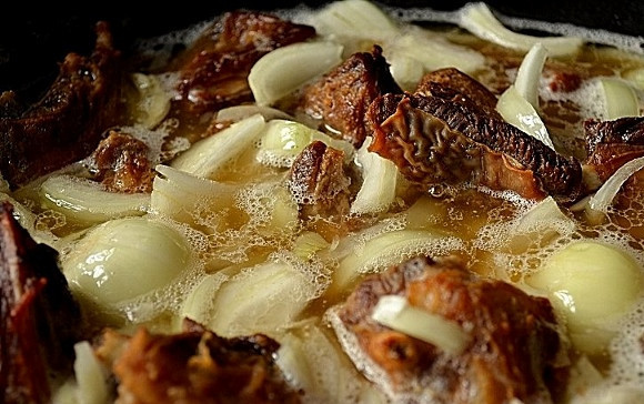 1. Этап. Таранчук: Когда баранина поджарится, переложите мясо при помощи шумовки в другой казан (если до этого обжаривали тоже в казане), добавьте туда же лук (нарезанный четверть-кольцами или «перьями» - 6 шт , а 4 шт поместить в целом виде), черный перец, залейте 3 стаканами кваса (и уксус добавьте, если используется уксус).