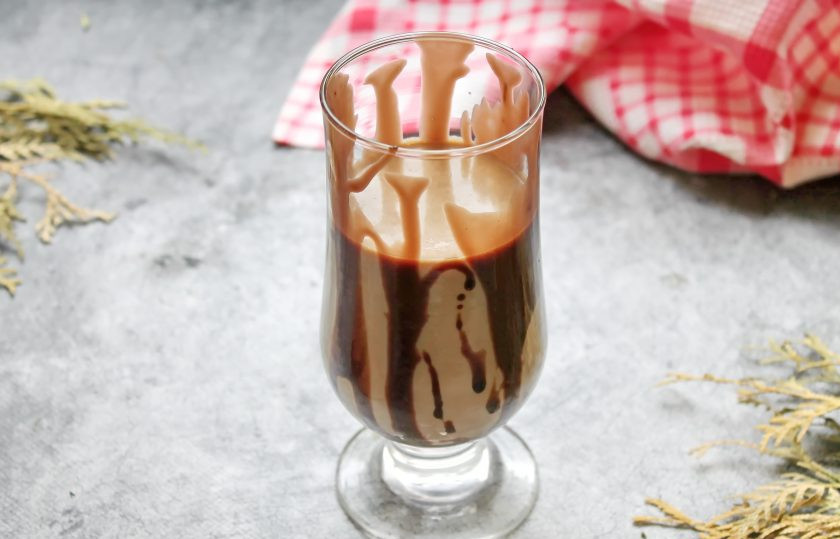 1. Этап. Десерт Горячее холодное: Взбейте кофе миксером до пены и перелейте в бокал с шоколадом.