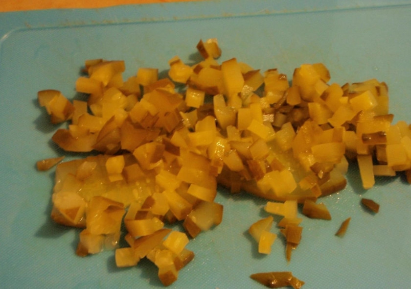 1. Этап. Рыбный салат из консервов сайры: 2. Маринованные огурчики нарезаю мелким кубиком, лук чищу и ополаскиваю, нарезаю мелким кубиком.