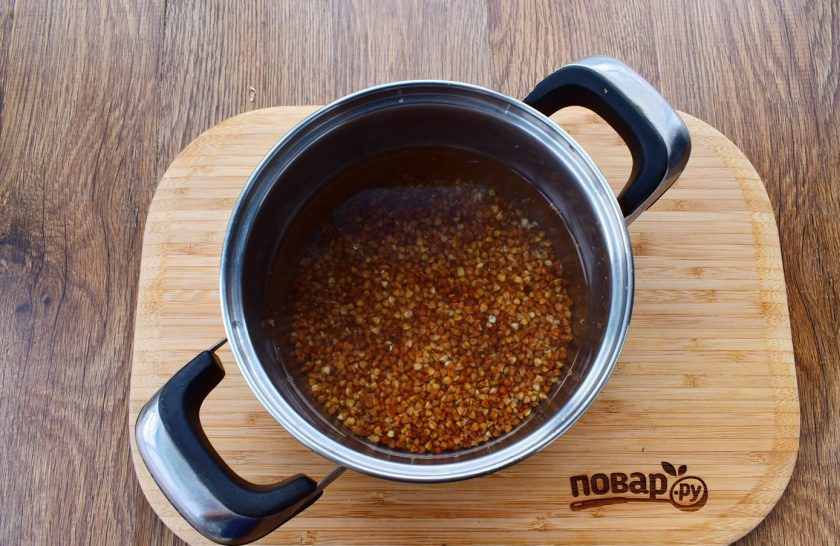 1. Этап. Школьные котлеты с гречкой: Гречку промойте, дайте стечь жидкости. Затем залейте её 2 стаканами воды, посолите, доведите до кипения, накройте крышкой. На медленном огне варите до испарения жидкости.