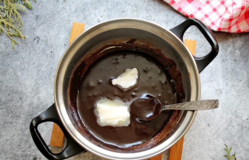 1. Этап. Шоколадно-банановый торт без выпечки за 15 минут: Снимите кастрюлю с огня, добавьте сливочное масло и перемешайте до однородности.