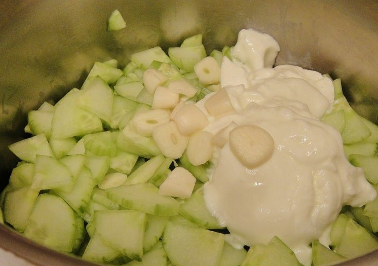 1. Этап. Холодный суп с огурцом: Нарезанный огурец помещаем в удобную глубокую миску, добавляем к нему крупно нарезанный чеснок и йогурт.