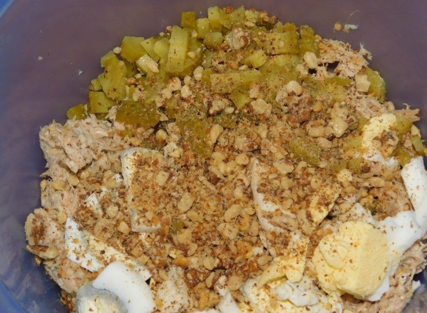 1. Этап. Салат Изысканный: Грецкие орехи немного измельчите, обжарьте и добавьте в салат.