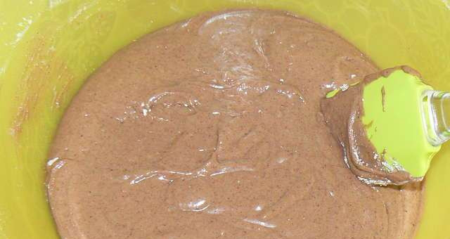 1. Этап. Черничные кексики: 3. Смешиваем муку с какао и взбитую массу с яйцами. По густоте тесто должно быть как на оладьи.