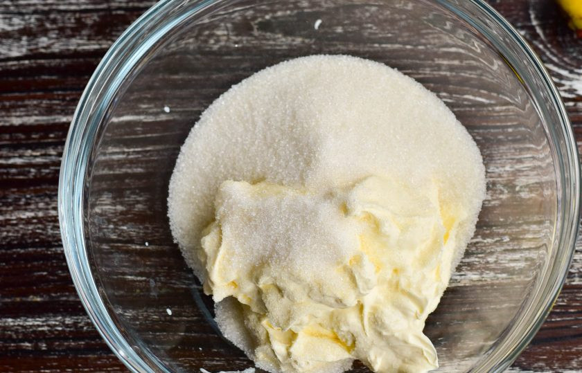 1. Этап. Медовик с бананом и киви: Сметану соедините с оставшимся стаканом сахара.