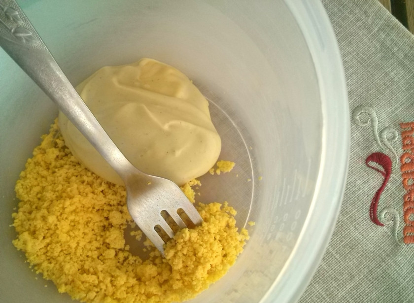 1. Этап. Соус Тартар с солеными огурцами: Яичный желток раскрошите с помощью вилки, добавьте пару ложек майонеза и тщательно перемешайте до однородности.