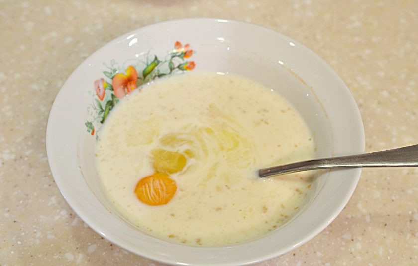 1. Этап. Панкейки с кокосовой мукой: Вбейте яйцо.