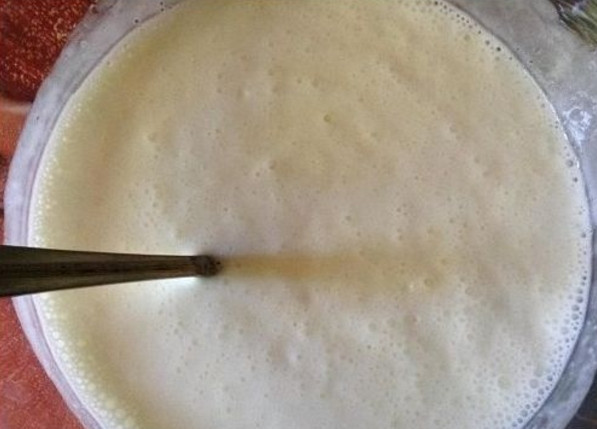 1. Этап. Пирожки жареные (на кефире): 3. Хорошенько перемешайте содержимое миски (венчиком или миксером).