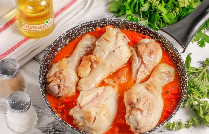 1. Этап. Куриные ножки по-веронски: Выложите обратно куриные голени в емкость и потушите примерно 5-10 минут.