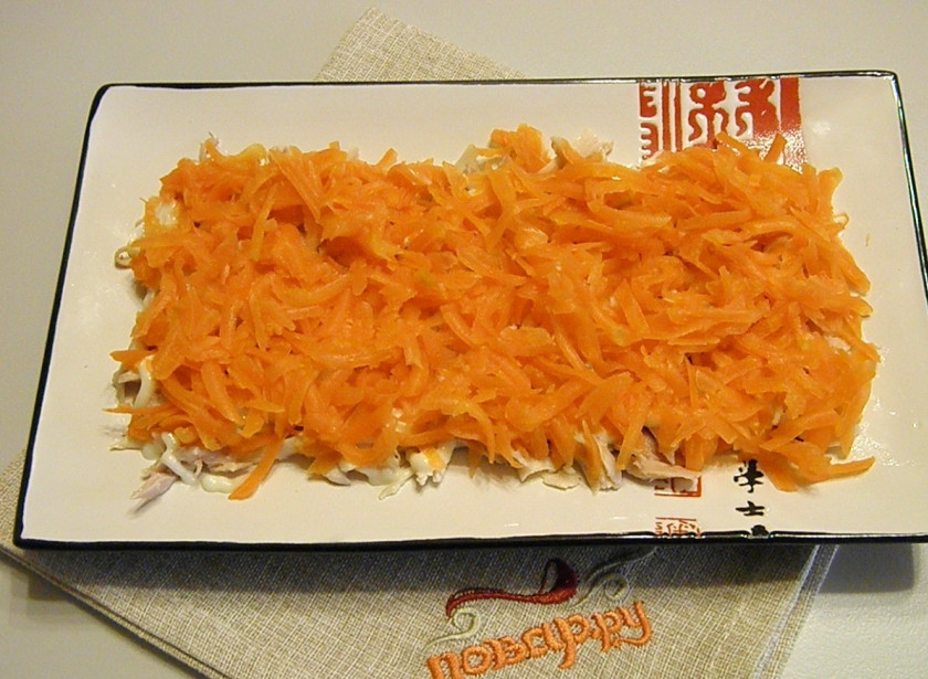 1. Этап. Салат из курицы с майонезом: Далее выкладывайте слой тертой вареной моркови и майонез, соль, если нужно.