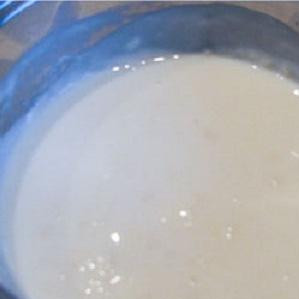 1. Этап. Капустная запеканка с творогом: 1. Эту запеканку мы будем готовить с соусом. Растопить в небольшой кастрюле грамм 15 сливочного масла и добавить муку. Постоянно мешать, чтобы не было комочков. Постепенно вливать молоко. Не переставать мешать. На среднем огне варить пока наш соус не загустеет до консистенции сметаны. Когда соус остынет, добавить туда взбитые отдельно желтки и белки. Положить крахмал и все перемешать.