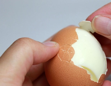 1. Этап. Яйца, фаршированные горчицей: 3. Очистите яйца от скорлупы и нарежьте половинками.