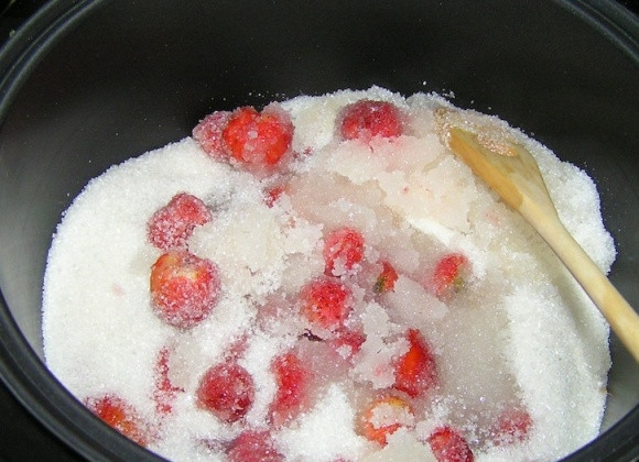 1. Этап. Варенье из замороженной клубники: Выложите ягоды в чашу мультиварки. Засыпьте к ним сахар. Спустя 10-15 минут пойдёт сок, тогда добавьте воду.