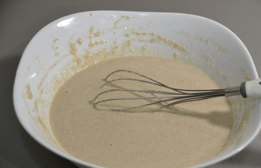 1. Этап. Яичница в блинах: Влейте остатки воды и окончательно размешайте тесто, закройте пленкой и уберите в холодильник минимум на 2 часа.