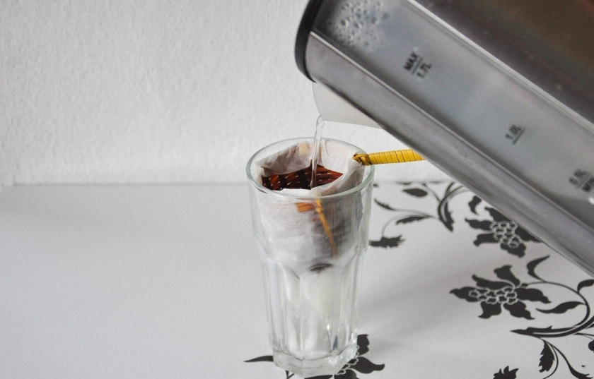 1. Этап. Тайский чай: Поставьте заварник в стакан и залейте горячей водой.