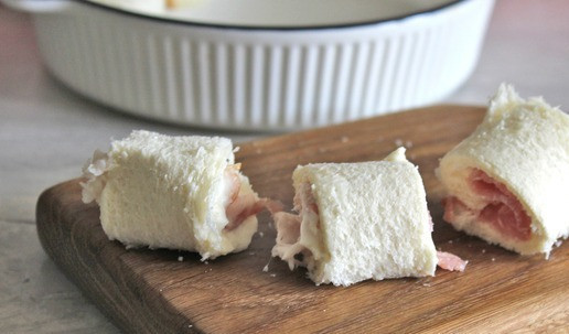 1. Этап. Омлет с хлебными рулетиками: Хлебный рулетик разрезать на 3 равные части.