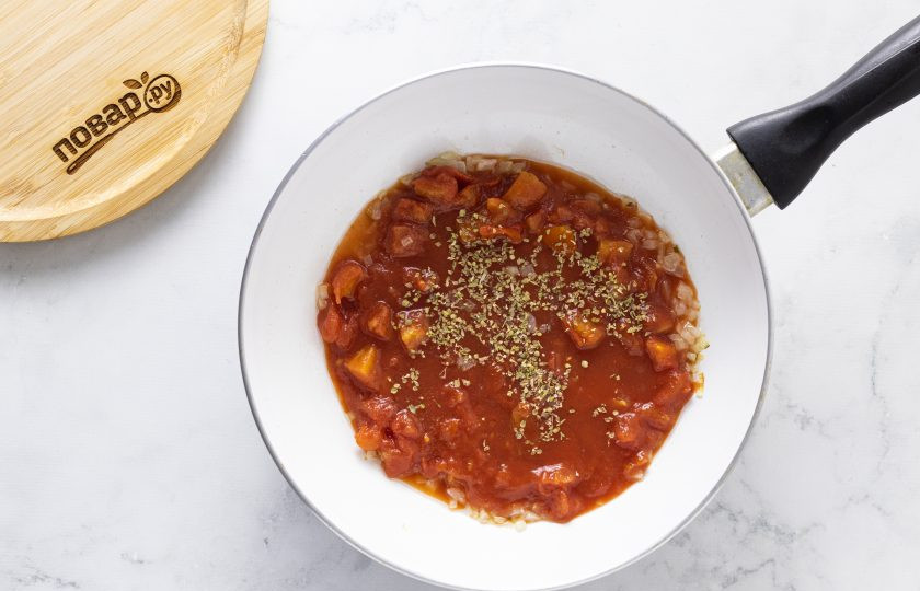 1. Этап. Фетучини с баклажанами в томатном соусе: Влейте в сковороду измельченные томаты. Добавьте итальянские травы соль, черный молотый перец и щепотку перца чили. Доведите до кипения и на средне-сильном огне уваривайте его 5-7 минут.