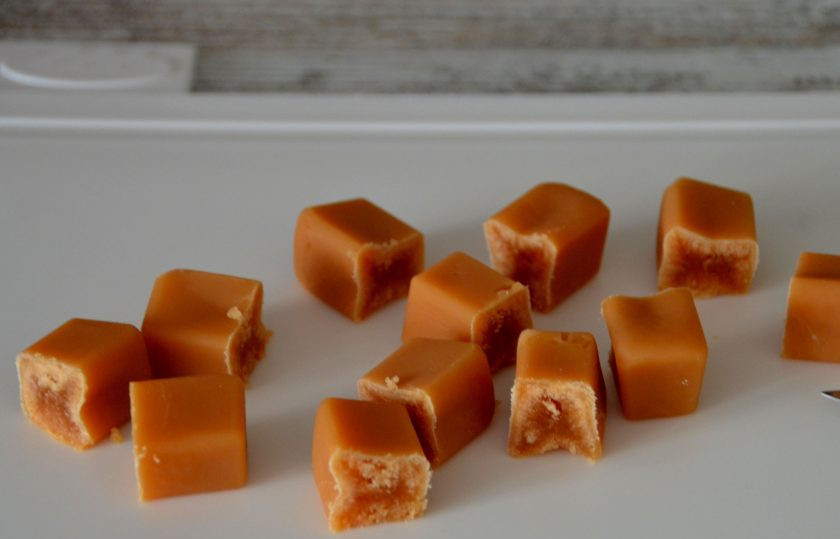 1. Этап. Булочки с конфетами Коровка: Нарежьте конфеты 