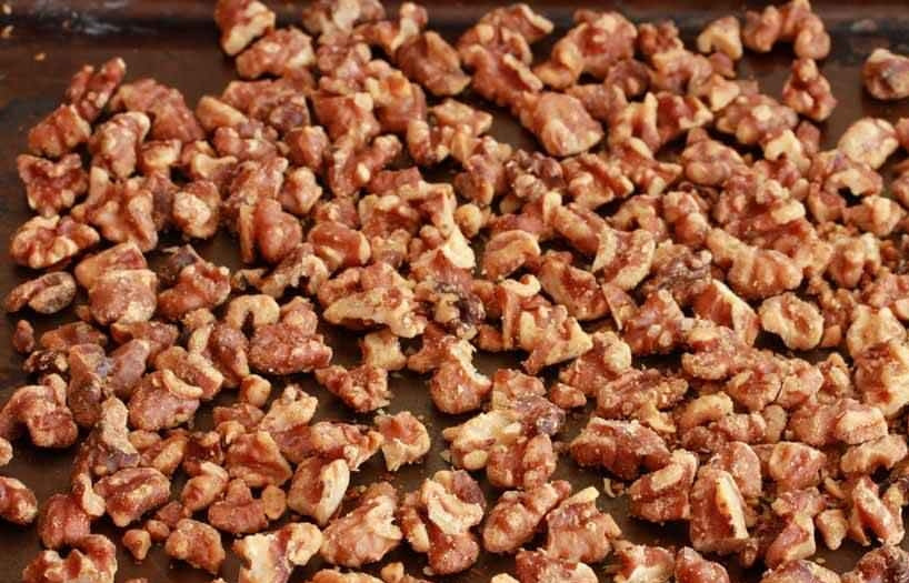 1. Этап. Пирог с грушами и орехами: 2. Подсушите грецкие орехи в заранее разогретой до 175 градусов духовке в течение 10 минут.