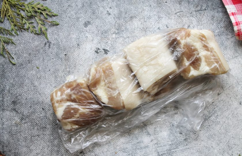 1. Этап. Сало в рассоле: Уберите сало в морозильную камеру до замерзания. После этого порежьте на тонкие ломтики и подавайте к столу.