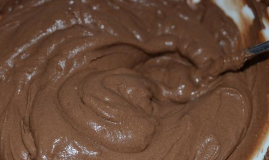 1. Этап. Торт Черная магия: Приготовим крем. Смешайте сметану, 100 грамм какао, 20 грамм размягченного сливочного масла и 100 грамм сахарной пудры. Для шоколадной глазури: растопите 80 г. сливочного масла, добавьте 150 г. какао, 200 грамм сахарной пудры и молоко. Все тщательно перемешайте.