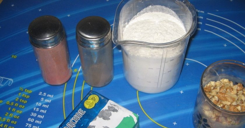 1. Этап. Сыр к пиву в микроволновке: 1. Вот все наши ингредиенты. Сыр трем на терке, масло размягчаем и затем давим вилкой.