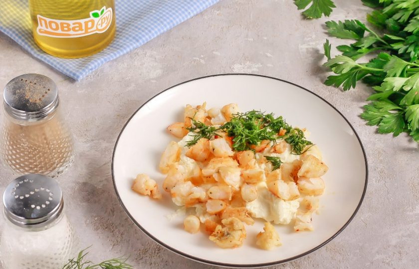 1. Этап. Рисовые шарики с креветками и творожным сыром: Отварные креветки очистите от панцирей и пищеводов, нарежьте на кусочки. Выложите в тарелку творожный сыр, измельченный укроп и кусочки креветок, всыпьте щепотку соли. Аккуратно перемешайте начинку.