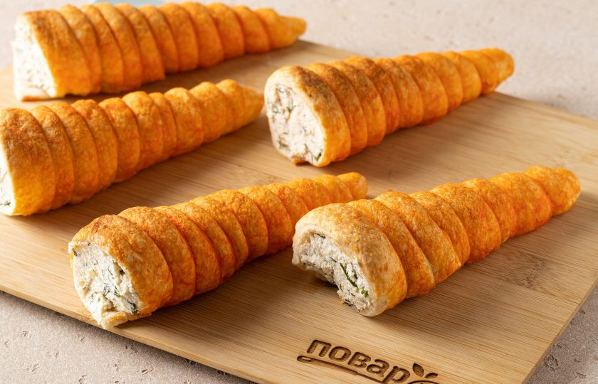 1. Этап. Слоеные трубочки Морковки: Заполните трубочки получившейся начинкой.