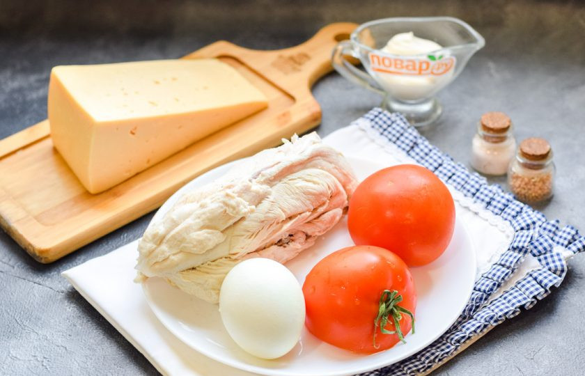 1. Этап. Салат с помидорами и курицей: Подготовьте все ингредиенты. Заранее отварите куриное филе в течение 30 минут в подсоленной воде. Также отварите куриное яйцо вкрутую.