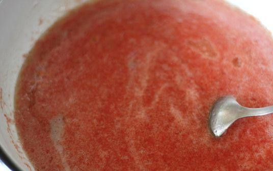 1. Этап. Томатные пряники: Затем в глубокой миске замешать томатный сок с сахаром, добавить соду, погашенную уксусом, корицу и влить растительное масло. Все перемешать.