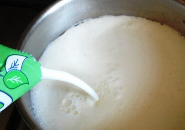 1. Этап. Домашний творог из кефира: Тонкой струйкой влейте кефир.