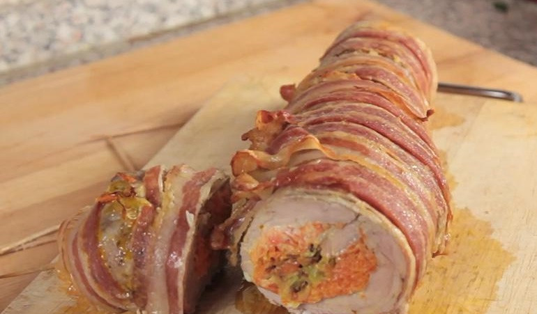 1. Этап. Мясной рулет с морковью: Обжарьте рулет на сковороде. Важно обжарить его со всех сторон. Форму для запекания смажьте небольшим количеством растительного масла. Выложите рулет в форму и накройте фольгой. Разогрейте духовку до 180 градусов. Поставьте рулет, запекайте в течении 35 минут. По прошествии этого времени снимите фольгу и оставьте рулет в духовке еще на 10 минут. Ваш рулет готов!