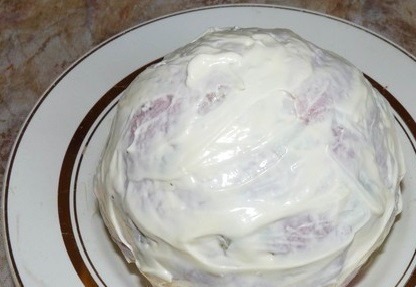 1. Этап. Фаршированная цветная капуста, запеченная в духовке: Смазываем капусту со всех сторон сметаной и присыпаем панировочными сухарями. Наносим на противень сливочное масло, вливаем немного воду и выкладываем капусту. Запекаем блюдо в духовке 30 минут, температура 180 градусов.