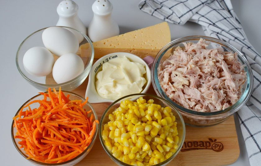 1. Этап. Новогодний слоеный салат: Подготовьте ингредиенты. Заранее отварите яйца и куриное мясо. Охладите. С кукурузы слейте жидкость.