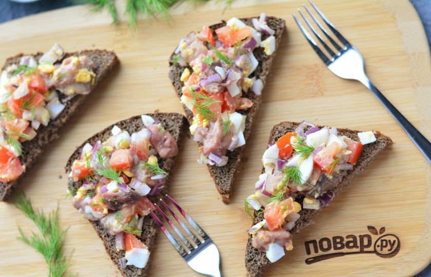 1. Этап. Бутерброды с молоками сельди: Добавьте немного зелени для декора и подавайте к столу. Приятного аппетита!