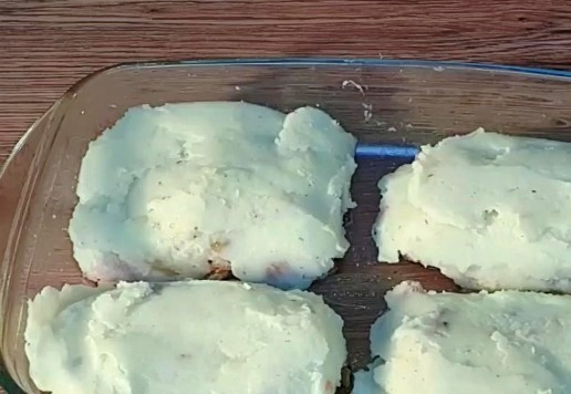 1. Этап. Мясные «Рассольники»: 15. И закрываем все картофельным пюре. Желательно и по краю порции, как бы запечатываем рассольники. В результате, вот такую готовую порцию, удобно будет переложить лопаткой на блюдо.