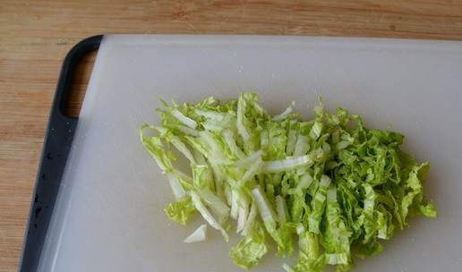 1. Этап. Салат Княжий град: Берём пекинскую капусту, тонко шинкуем, солим, слегка обминаем.