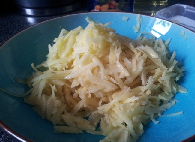 1. Этап. Драники в мультиварке: Картофель и лук чистим и трем на крупной терке.