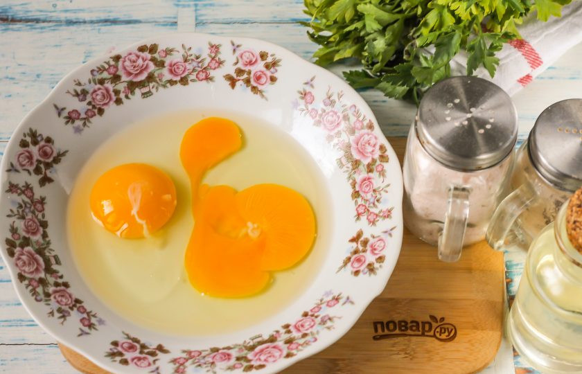 1. Этап. Чебуреки из вафельных коржей: Вбейте куриные яйца в глубокую широкую тарелку, всыпьте щепотку соли и все взбейте.