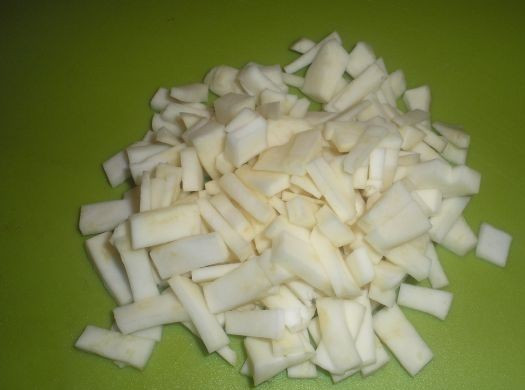 1. Этап. Гуляш из фасоли: Очищаем сельдерей и нарезаем мелкими кубиками.