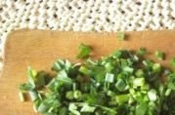 1. Этап. Суп на говяжьем бульоне: Мелко нарезаем зелень