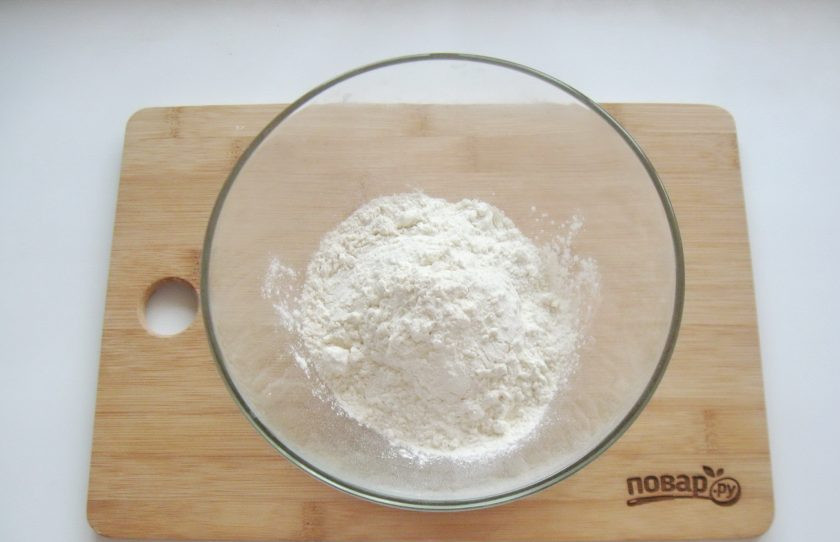1. Этап. Пирог Стеганое одеяло: В миску насыпьте 150 грамм муки.