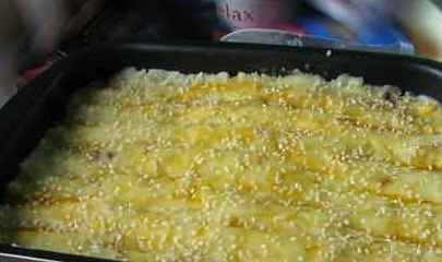 1. Этап. Запеканка из говядины: Уложить второй слой картошки, смазать яйцом и посыпать кунжутом.