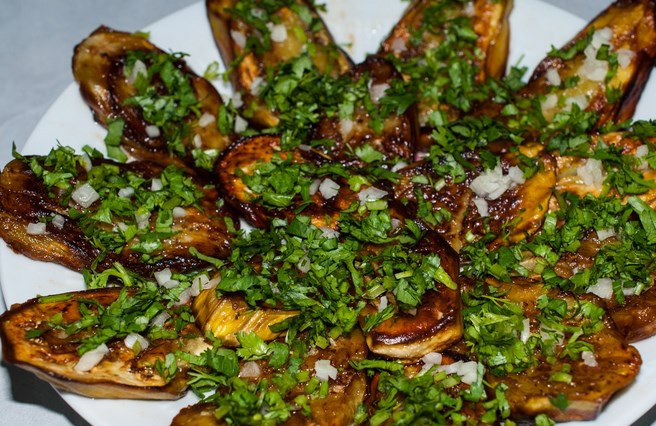 1. Этап. Баклажаны жареные с кинзой: Посыпаем сначала чесноком, потом зеленью. Майонез можно подавать перед подачей. Вот баклажаны жареные с кинзой и готовы. Приятного аппетита!