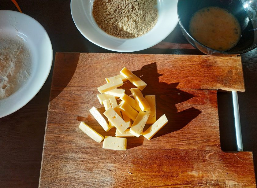 1. Этап. Испанские крокеты: Сыр порежьте крупными брусочками.