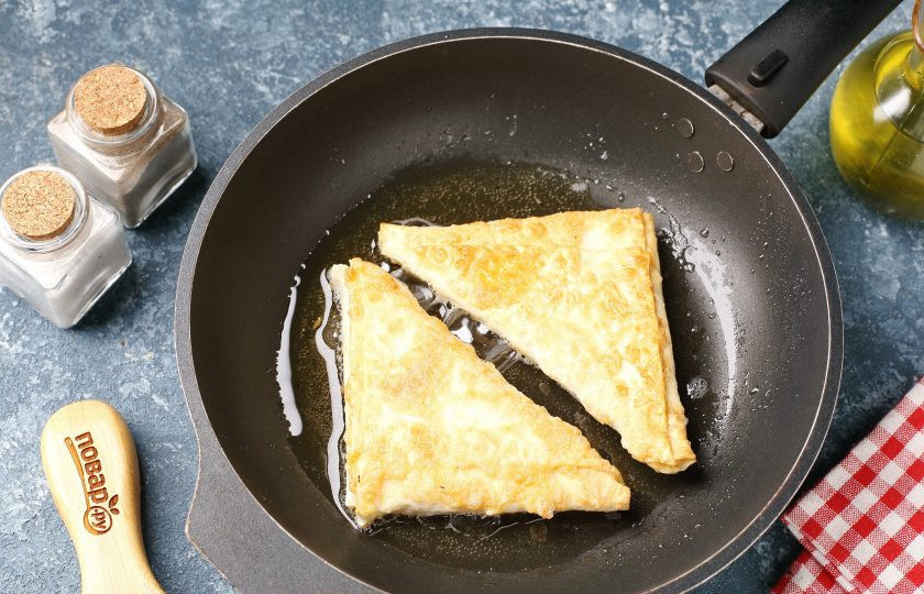 1. Этап. Конвертики из лаваша с варёными яйцами и сметаной: Сразу же выкладывайте на разогретую сковороду с маслом и жарьте на среднем огне с двух сторон до золотистого цвета.