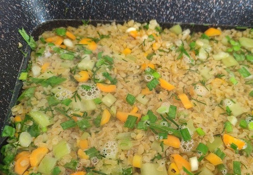 1. Этап. Булгур с крылышками: Влить воду в соотношении булгур:вода = 1:2. Можно добавить приправы и сюда, но это не обязательно, т. к. маринад и сок от крылышек пропитает булгур в процессе запекания.