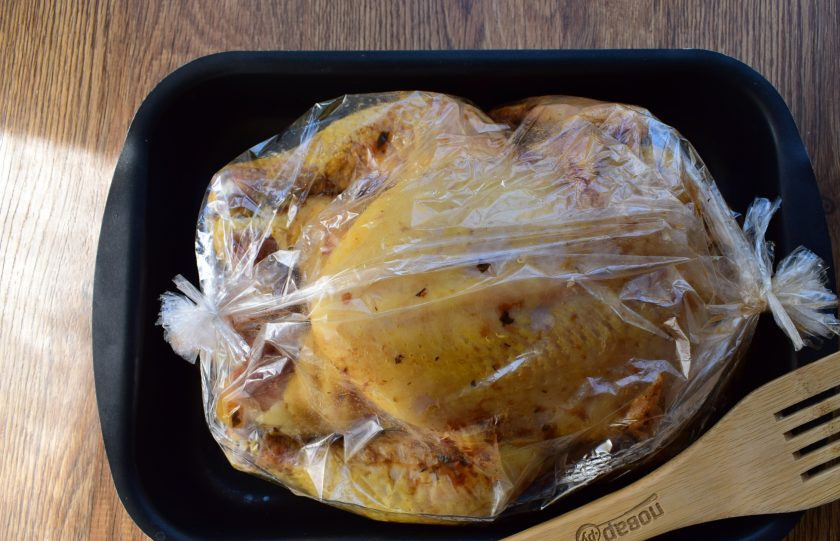 1. Этап. Курица, запеченная в ткемали: Поместите маринованную курицу в рукав для запекания, закрепите его концы. Поставьте запекаться в разогретую духовку при 200 °С на 1 час. Снизьте температуру до 180 °С, разрежьте верх рукава, полейте тушку вытопившимся жиром. Продолжайте запекать курицу до румяной корочки и готовности примерно 40 минут, время зависит от веса курицы. При небольшом разрезе тушки выделяющийся сок должен быть прозрачным.