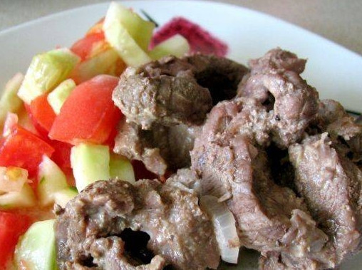 1. Этап. Говядина в сливках: 5. В качестве гарнира прекрасно подойдет салат из овощей. Измельчите помидоры, огурцы, добавьте чеснок. Заправьте оливковым маслом. Подавайте все вместе.